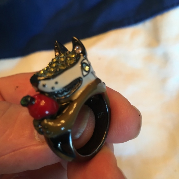 CUTE RING: Wolf with Apple Ring - Picture 6 of 7
